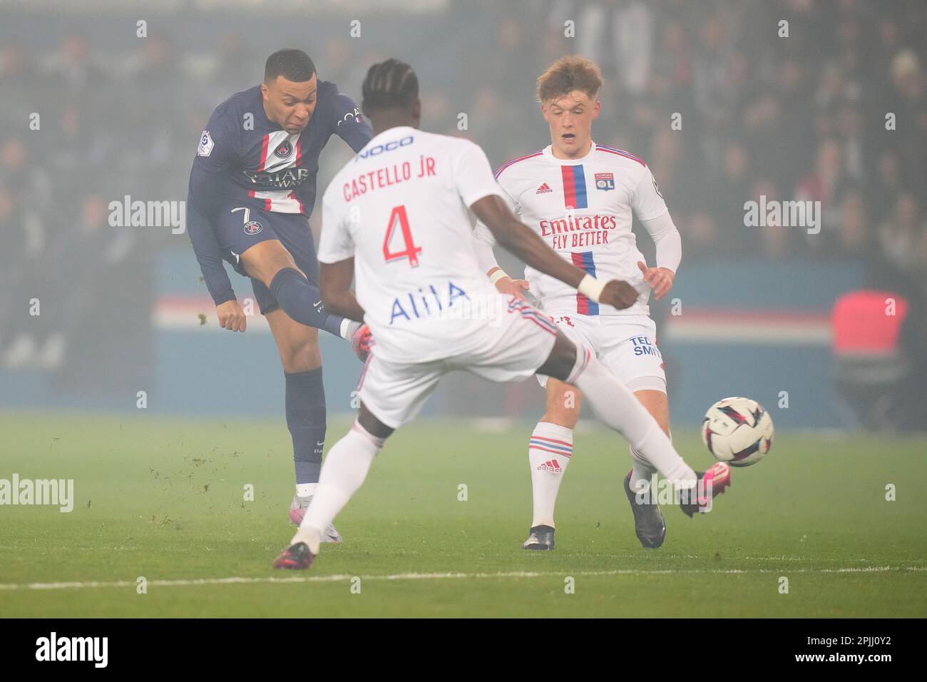 Paris, France. 2nd avril 2023. Le Kylian Mbappe (L) de Paris Saint Germain tourne lors d'un match de football de la Ligue française 1 entre Paris Saint Germain (PSG) et l'Olympique Lyonnais (OL) à Paris, France, 2 avril 2023. Credit: Glenn Gervot/Xinhua/Alay Live News Banque D'Images