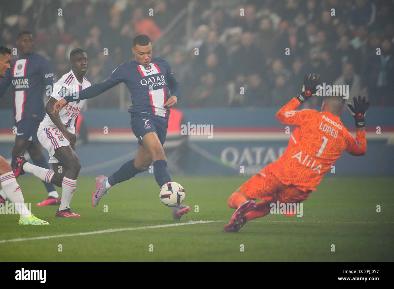 Paris, France. 2nd avril 2023. Le Kylian Mbappe (C) de Paris Saint Germain tourne lors d'un match de football de la Ligue française 1 entre Paris Saint Germain (PSG) et l'Olympique Lyonnais (OL) à Paris, France, 2 avril 2023. Credit: Glenn Gervot/Xinhua/Alay Live News Banque D'Images