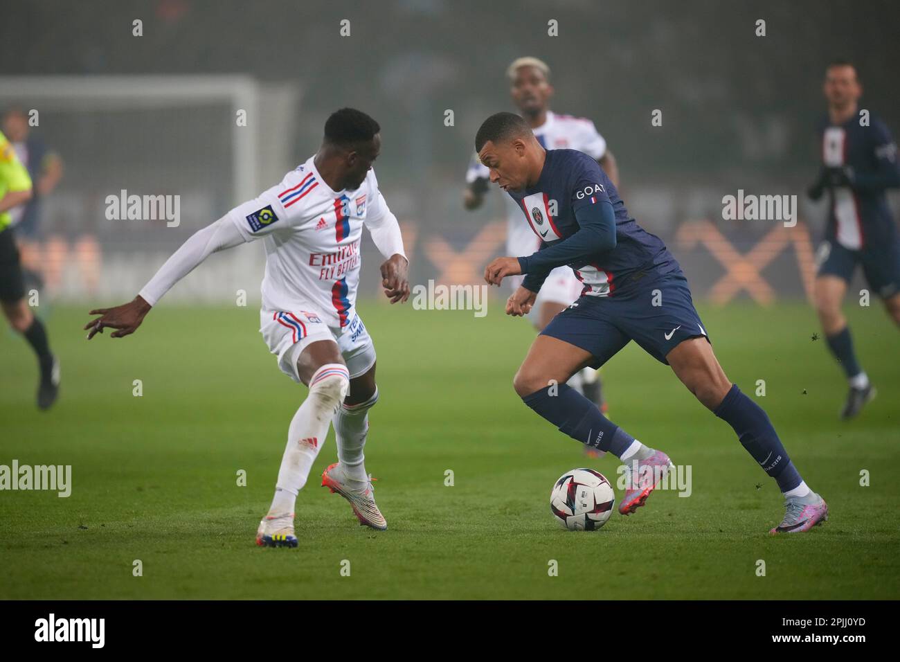 Paris, France. 2nd avril 2023. Le Kylian Mbappe (R) de Paris Saint Germain traverse un match de football de la Ligue française 1 entre Paris Saint Germain (PSG) et le Lyonnais olympique (OL) à Paris, France, 2 avril 2023. Credit: Glenn Gervot/Xinhua/Alay Live News Banque D'Images