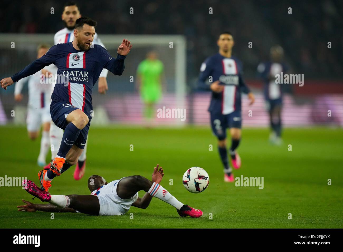Paris, France. 2nd avril 2023. Lionel Messi (R) de Paris Saint-Germain traverse un match de football de la Ligue française 1 entre Paris Saint Germain (PSG) et le Lyonnais olympique (OL) à Paris, France, 2 avril 2023. Credit: Glenn Gervot/Xinhua/Alay Live News Banque D'Images