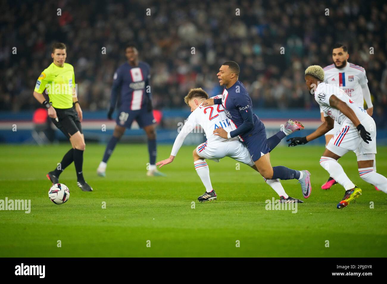 Paris, France. 2nd avril 2023. Kylian Mbappe (3rd R) de Paris Saint Germain est disputé lors d'un match de football de la Ligue française 1 entre Paris Saint Germain (PSG) et l'Olympique Lyonnais (OL) à Paris, France, 2 avril 2023. Credit: Glenn Gervot/Xinhua/Alay Live News Banque D'Images
