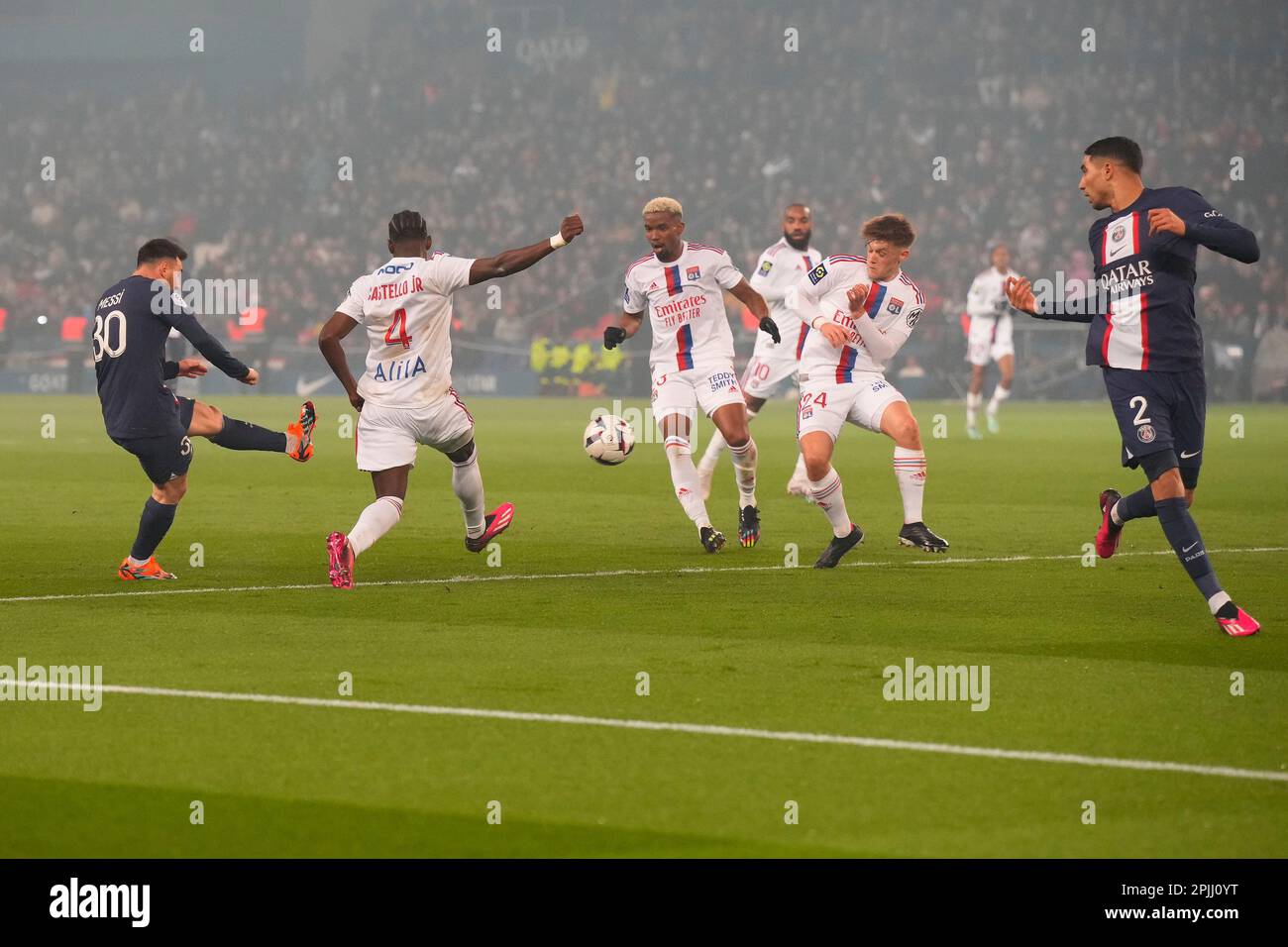 Paris, France. 2nd avril 2023. Le Lionel Messi de Paris Saint Germain (1st L) tourne lors d'un match de football de la Ligue française 1 entre Paris Saint Germain (PSG) et le Lyonnais olympique (OL) à Paris, France, 2 avril 2023. Credit: Glenn Gervot/Xinhua/Alay Live News Banque D'Images