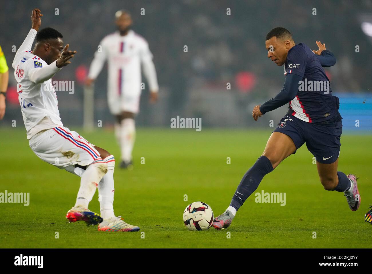 Paris, France. 2nd avril 2023. Le Kylian Mbappe (R) de Paris Saint Germain traverse un match de football de la Ligue française 1 entre Paris Saint Germain (PSG) et le Lyonnais olympique (OL) à Paris, France, 2 avril 2023. Credit: Glenn Gervot/Xinhua/Alay Live News Banque D'Images