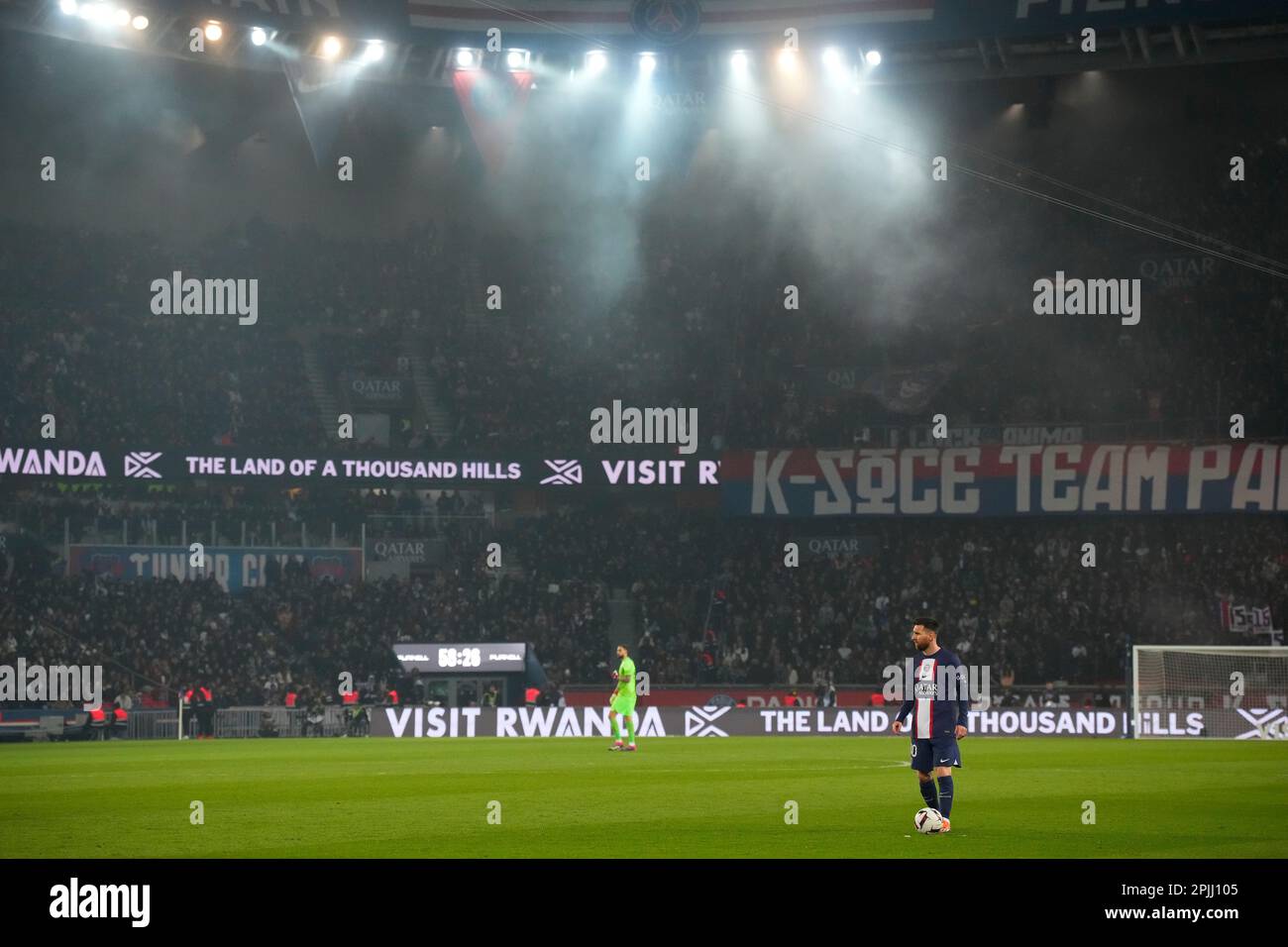Paris, France. 2nd avril 2023. Lionel Messi (R) de Paris Saint-Germain réagit lors d'un match de football de la Ligue française 1 entre Paris Saint Germain (PSG) et le Lyonnais olympique (OL) à Paris, France, 2 avril 2023. Credit: Glenn Gervot/Xinhua/Alay Live News Banque D'Images