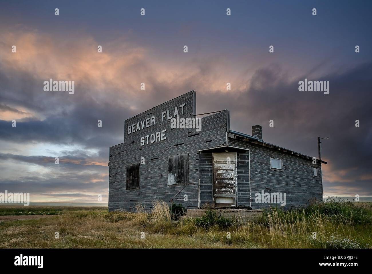 Beaver Flat, SK, Canada- 16 juillet 2021 : ciel orageux au-dessus du magasin général de Beaver Flat abandonné près de Swift Current, en Saskatchewan Banque D'Images