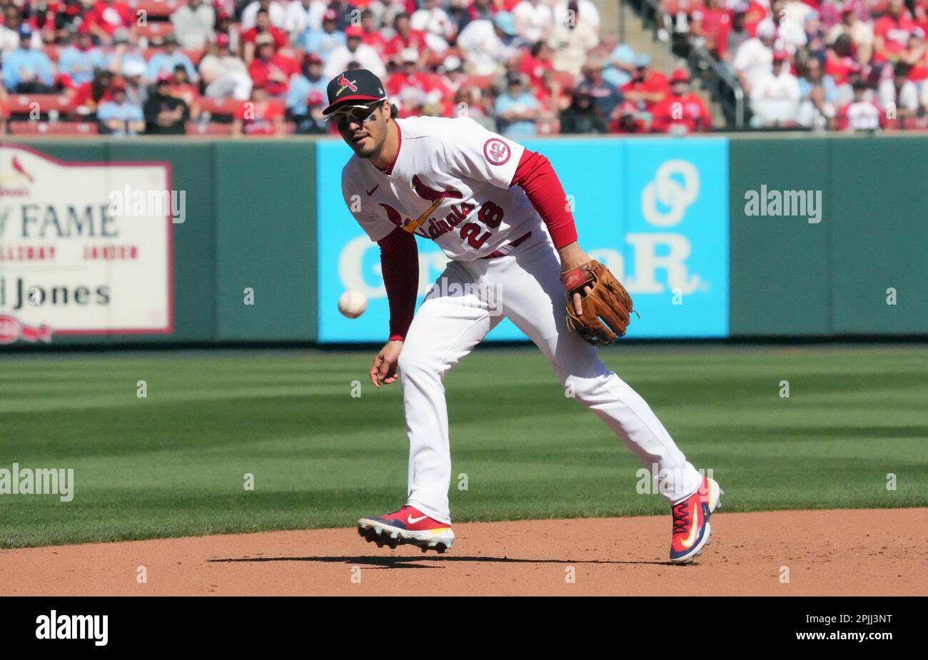 St. Louis Cardinals troisième baseman Nolan Arenado peut seulement regarder une balle aller dans le champ de gauche au large de la batte de Toronto Blue Jays Bo Bichette dans le septième repas au Busch Stadium à St. Louis le dimanche, 2 avril 2023. Photo de Bill Greenblatt/UPI Banque D'Images