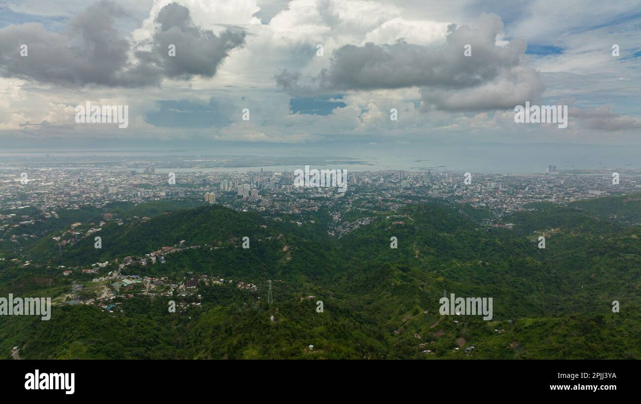 Vue aérienne de la ville de Cebu aux Philippines avec des bâtiments résidentiels et des gratte-ciels. Banque D'Images