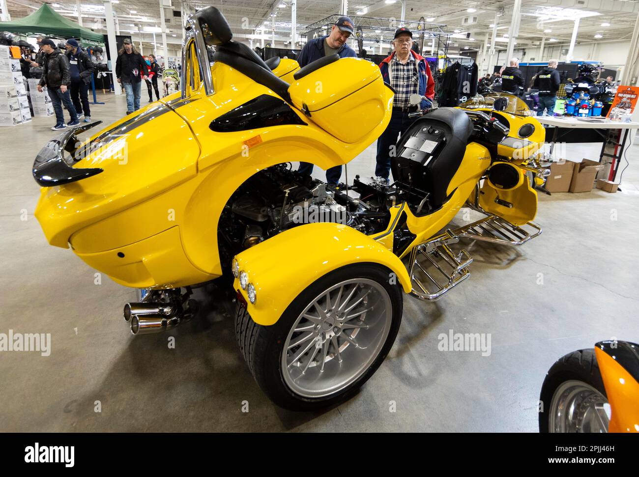 Mississauga, Canada. 2nd avril 2023. Les gens regardent une moto à trois roues lors du salon international de la moto du printemps 2023 à Mississauga, dans la région du Grand Toronto, au Canada, en Ontario, à 2 avril 2023. Credit: Zou Zheng/Xinhua/Alamy Live News Banque D'Images