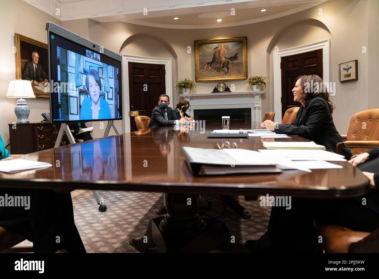 Le vice-président Kamala Harris participe à une réunion bilatérale virtuelle avec le premier ministre d'Irlande du Nord Arlene Foster le mercredi 17 mars 2021, dans la salle Roosevelt de la Maison Blanche. (Photo officielle de la Maison Blanche par Lawrence Jackson) Banque D'Images