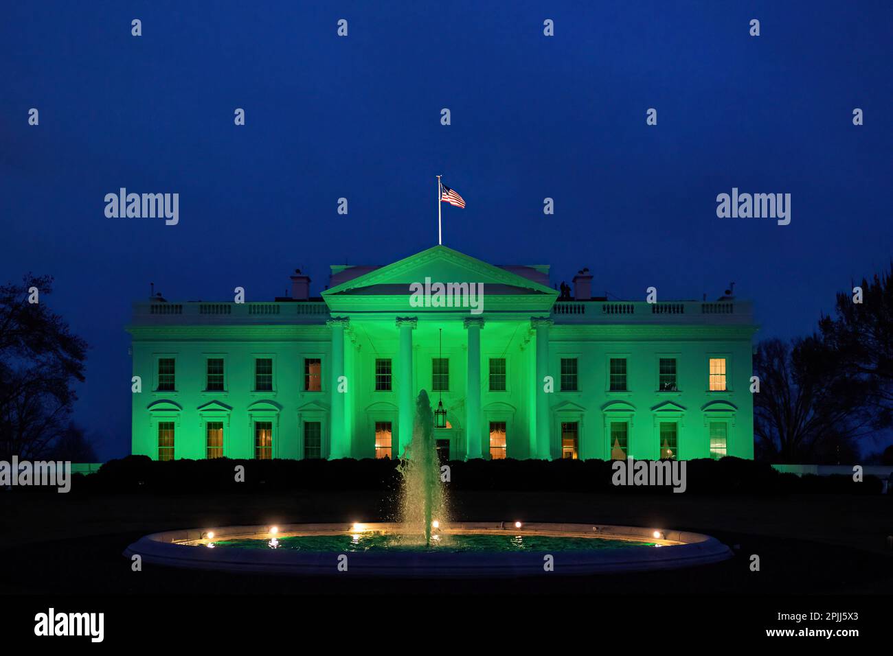 La Maison-Blanche est allumée en vert le mercredi 17 mars 2021, en reconnaissance de la Saint-Patrick. (Photo officielle de la Maison Blanche par Cameron Smith) Banque D'Images