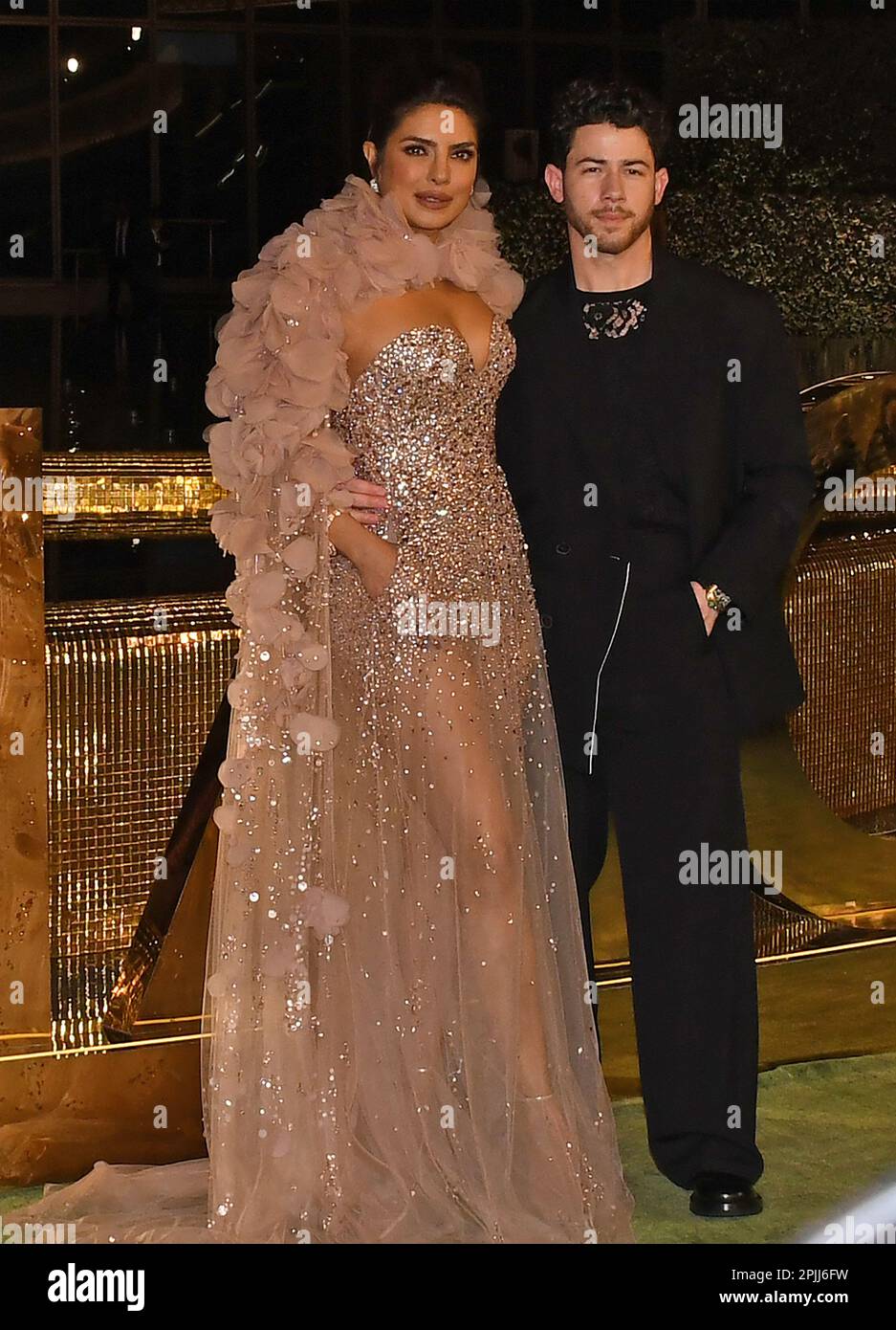 Mumbai, Inde. 31st mars 2023. L-R l'actrice de Bollywood Priyanka Chopra Jonas et son mari de chanteur, compositeur et acteur américain Nicholas Jerry Jonas posent pour une photo à l'inauguration du Centre culturel Nita Mukesh Ambani (NMACC) à Mumbai. (Photo par Ashish Vaishnav/SOPA Images/Sipa USA) crédit: SIPA US/Alamy Live News Banque D'Images