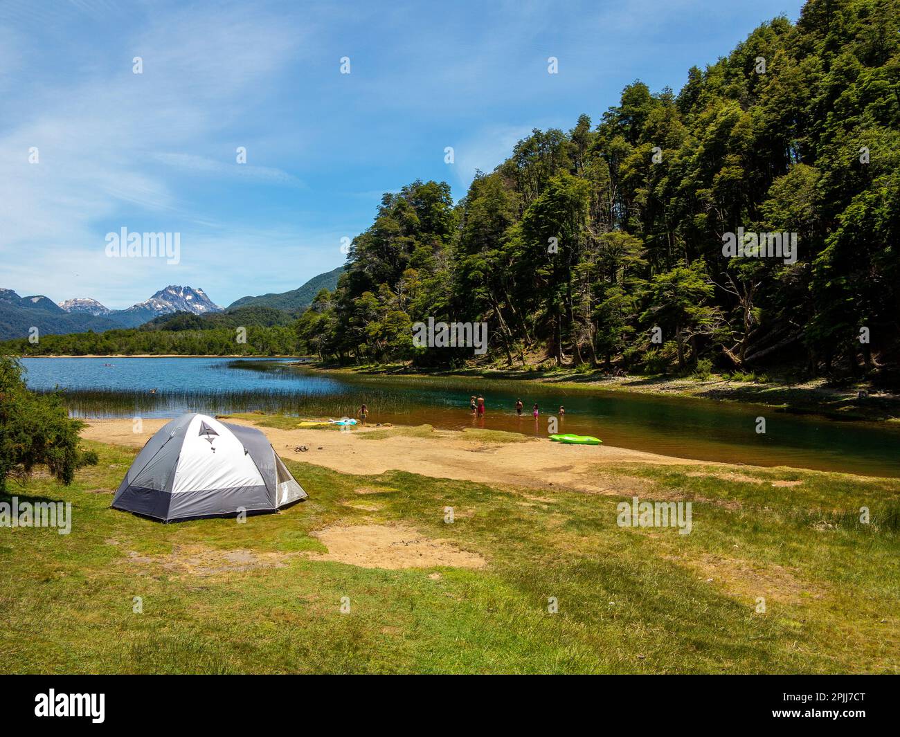 Activité de camping sur le lac Falkner, Seven Lakes Road, Ruta 40, province de Neuquén, Argentine Banque D'Images