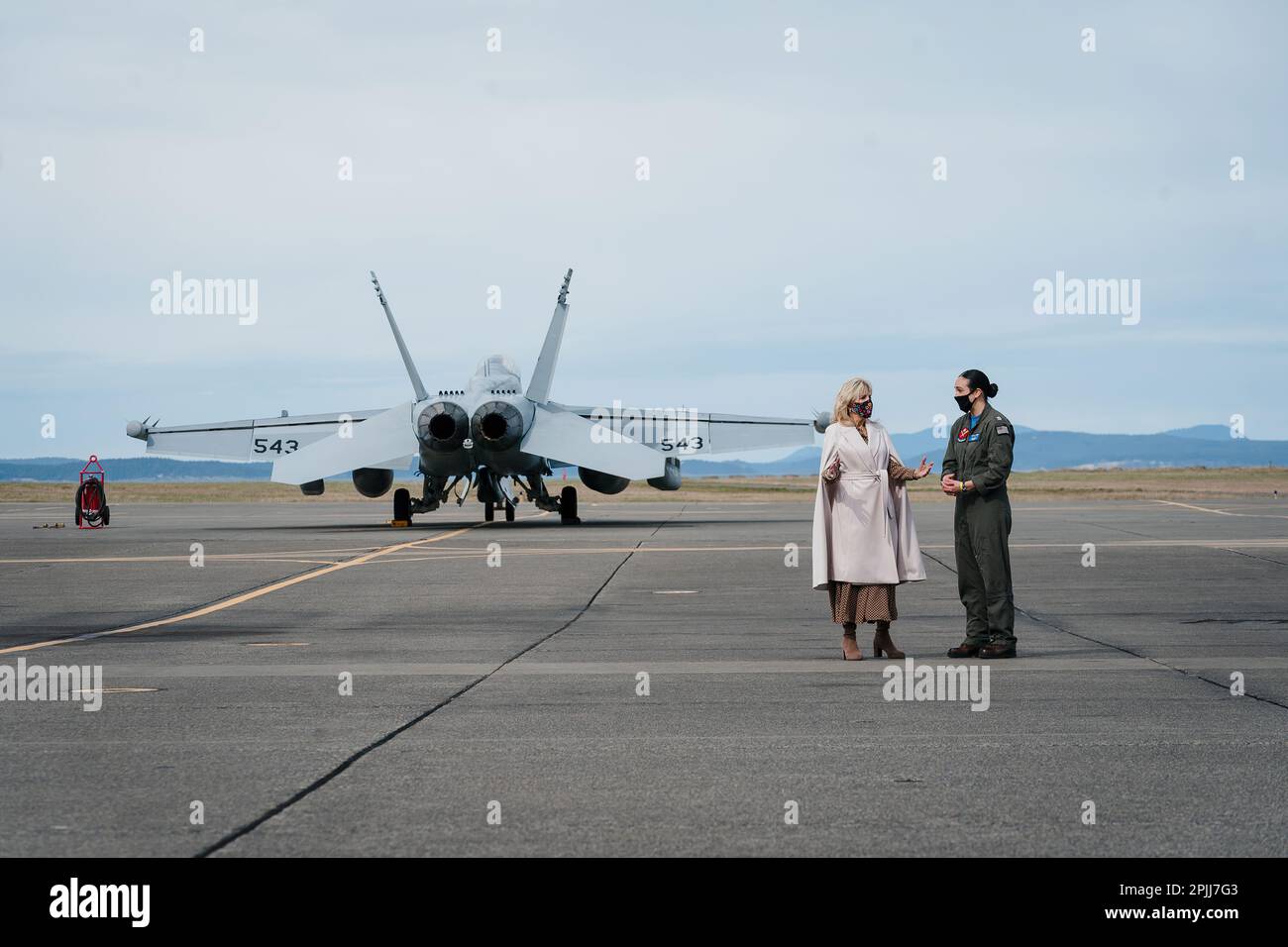 La première dame Jill Biden parle avec la Lt Catherine « Ice Box » Oakley lorsqu'elle regarde un avion de type Growler EA-18G le mardi 9 mars 2021, à la base aérienne navale de Whidbey Island, à Oak Harbor, Washington. (Avec la permission de Kevin Lowery) Banque D'Images