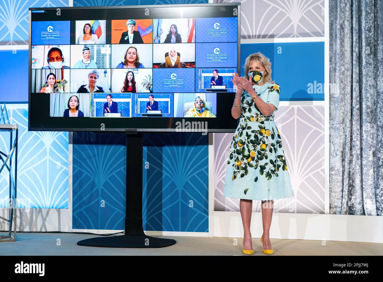 La première dame Jill Biden assiste à la 15e cérémonie annuelle du Prix international des femmes du courage lundi 8 mars 2021, au département d'État des États-Unis à Washington (D.C.) (photo de Kevin Lowery) Banque D'Images