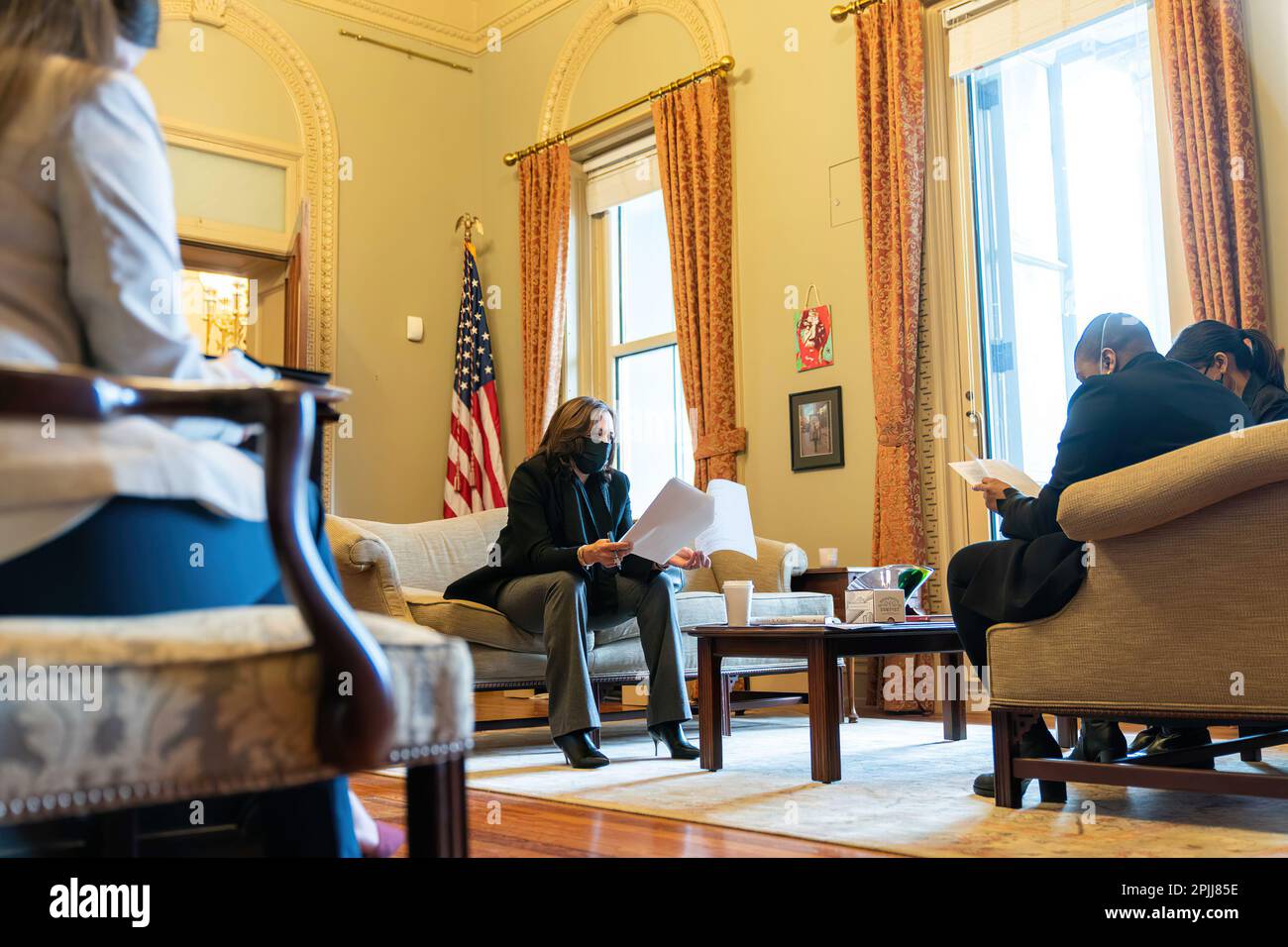 La vice-présidente Kamala Harris passe en revue ses notes avec les membres du personnel le samedi 27 février 2021, dans le bureau de cérémonie du vice-président de l’immeuble Eisenhower de la Maison Blanche. (Photo officielle de la Maison Blanche par Lawrence Jackson) Banque D'Images