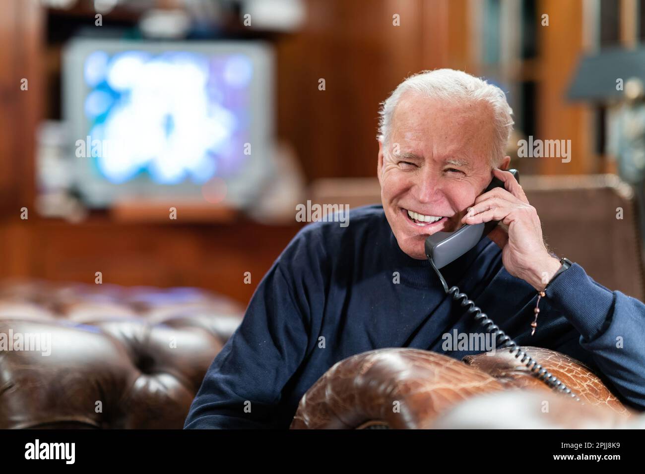 Le président Joe Biden parle au téléphone avec des membres du service qui assistent à des soirées de surveillance Super Bowl LV à Kaboul et à bord de l'USS Nimitz le dimanche 7 février 2021, au Lake House à Wilmington, Delaware. (Photo officielle de la Maison Blanche par Adam Schultz) Banque D'Images