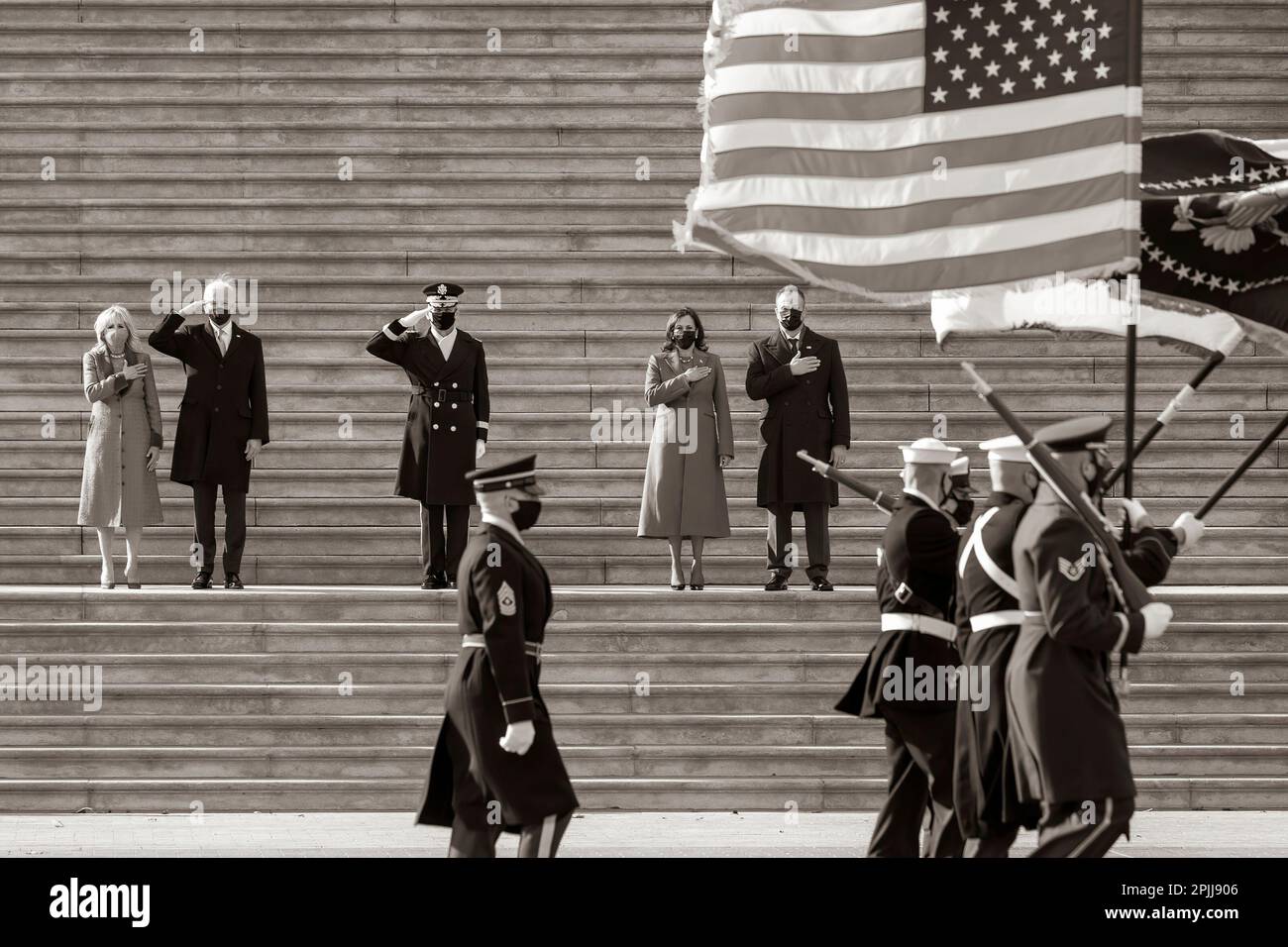P20210120CM-0762: Le président Joe Biden salue, en tant que première dame Dr. Jill Biden, vice-président Kamala Harris et M. Doug Emhoff mettent leurs mains sur leur coeur lors d'un examen de troupe le jour de l'inauguration mercredi, le 20 janvier 2021, sur les marches des États-Unis Capitole à Washington, D.C. (Photo officielle de la Maison Blanche par Cherris May) Banque D'Images