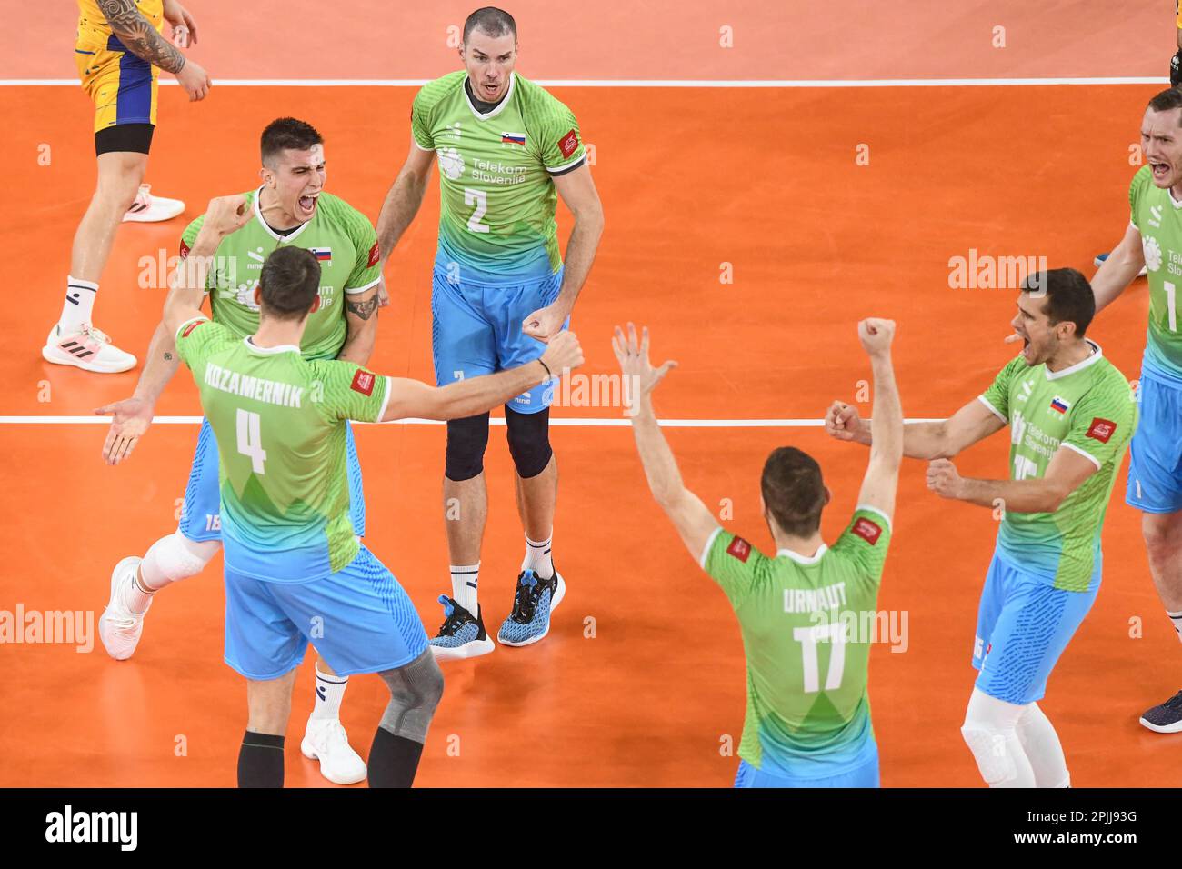 L'équipe nationale de volleyball de Slovénie célèbre la victoire