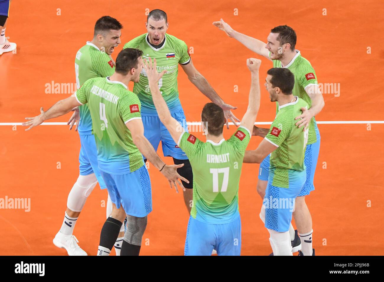 L'équipe nationale de volleyball de Slovénie célèbre la victoire