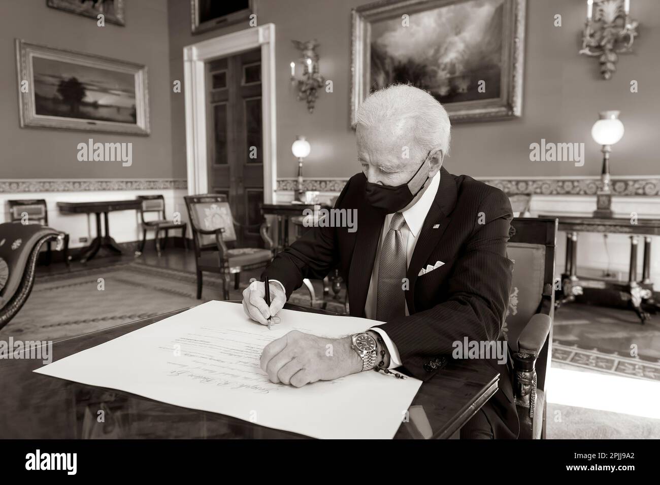 P20210121AS-0360: Le président Joe Biden signe la commission pour qu'avril Haines soit le directeur du renseignement national jeudi 21 janvier 2021, dans la salle rouge de la Maison Blanche. (Photo officielle de la Maison Blanche par Adam Schultz) Banque D'Images