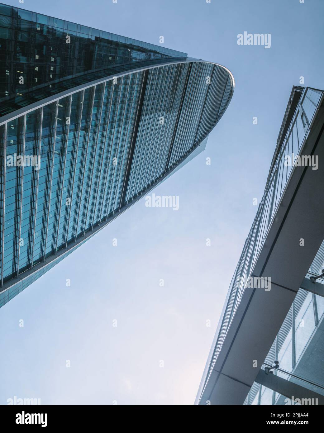 Gratte-ciels dans le quartier des affaires de Moscou sur fond bleu ciel. Moscou. Russie Banque D'Images Gratte-ciels dans le quartier des affaires de Moscou sur fond bleu ciel. Moscou. Russie Banque D'Images