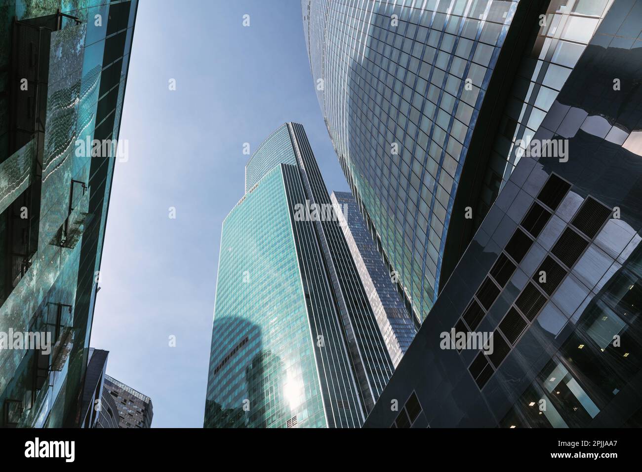 Vue vers le haut des gratte-ciels modernes dans le centre d'affaires de la ville de Moscou sur fond bleu ciel. Moscou. Russie Banque D'Images Vue vers le haut des gratte-ciels modernes dans le centre d'affaires de la ville de Moscou sur fond bleu ciel. Moscou. Russie Banque D'Images