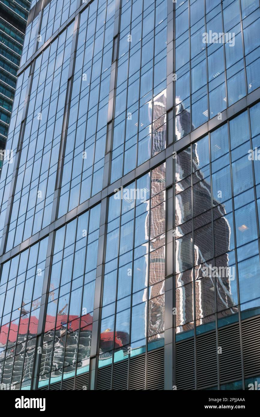 Vue sur le mur de verre de la tour avec reflet des gratte-ciels dans le centre d'affaires de la ville de Moscou. Moscou. Russie Banque D'Images Vue sur le mur de verre de la tour avec reflet des gratte-ciels dans le centre d'affaires de la ville de Moscou. Moscou. Russie Banque D'Images