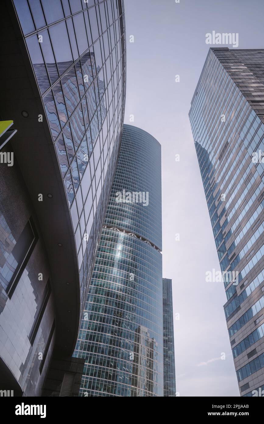 Vue vers le haut des gratte-ciels modernes dans le centre d'affaires de la ville de Moscou sur fond bleu ciel. Moscou. Russie Banque D'Images Vue vers le haut des gratte-ciels modernes dans le centre d'affaires de la ville de Moscou sur fond bleu ciel. Moscou. Russie Banque D'Images