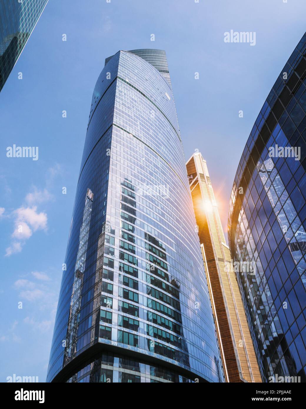 Gratte-ciels dans le quartier des affaires de Moscou. Vue de bas en haut des tours sur fond bleu ciel. Moscou. Russie Banque D'Images Gratte-ciels dans le quartier des affaires de Moscou. Vue de bas en haut des tours sur fond bleu ciel. Moscou. Russie Banque D'Images