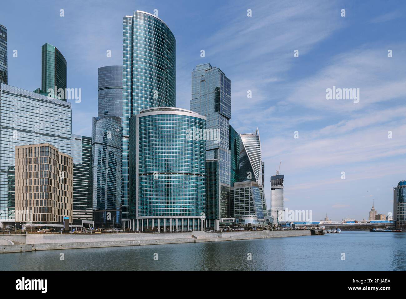 Vue sur les gratte-ciels du quartier de Moscou et le pont piétonnier de l'autre côté de la rivière, le jour ensoleillé du printemps. Moscou. Russie Banque D'Images Vue sur les gratte-ciels du quartier de Moscou et le pont piétonnier de l'autre côté de la rivière, le jour ensoleillé du printemps. Moscou. Russie Banque D'Images