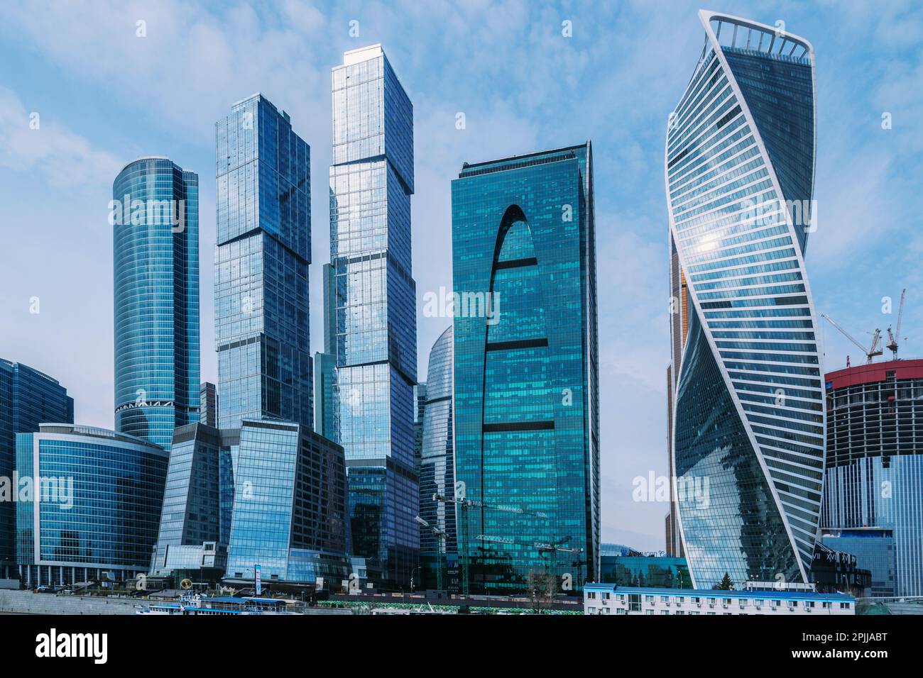 Vue sur les gratte-ciels du quartier de Moscou le jour ensoleillé du printemps. Moscou. Russie Banque D'Images Vue sur les gratte-ciels du quartier de Moscou le jour ensoleillé du printemps. Moscou. Russie Banque D'Images