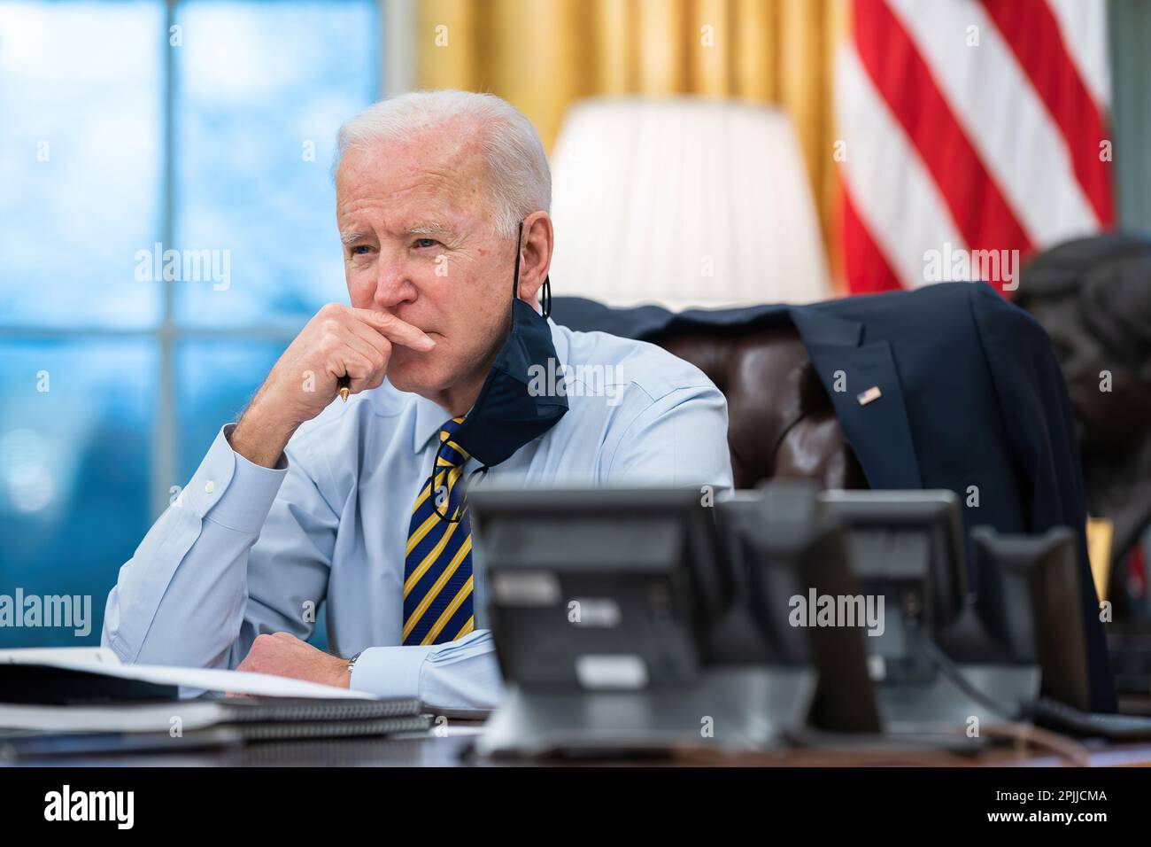 Le président Joe Biden est informé par Liz Sherwood Randall, Julie Rodriguez, et participe à une conférence téléphonique avec les gouverneurs touchés par la tempête de neige au milieu du pays dans le Bureau ovale, le 16 février 2021, à Washington. (Photo officielle de la Maison Blanche par Lawrence Jackson) Banque D'Images