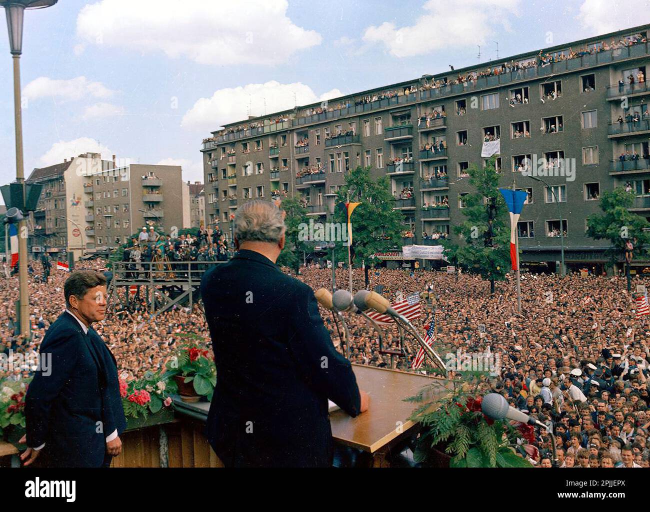 ST-C230-37-63 26 juin 1963 Voyage en Europe: Allemagne, Berlin-Ouest, le Président Kennedy s'adresse à la foule à Rathaus Veuillez créditer 'Cecil Stoughton. Photos de la Maison Blanche. John F. Kennedy Presidential Library and Museum, Boston Banque D'Images