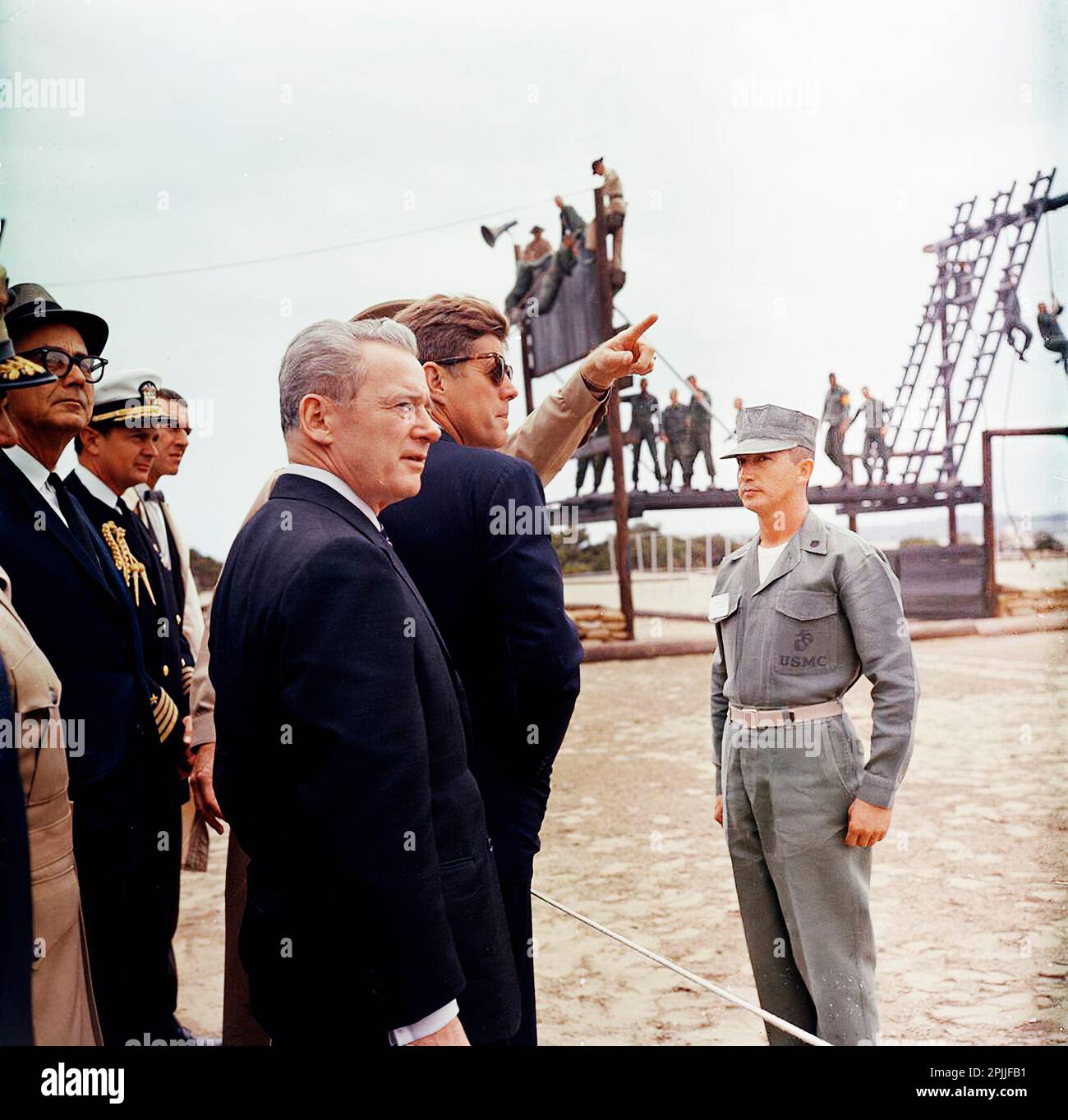 KN-C29024 6 juin 1963 Voyage dans les États de l'Ouest: San Diego, Californie, Marine corps Recruit Depot, visite de casernes, inspection des recrues, et adresse à Hall Field [les imperfections au sommet des coins sont originales au négatif.] Merci de noter les photos de la Maison-Blanche de Robert Knudsen. John F. Kennedy Presidential Library and Museum, Boston Banque D'Images