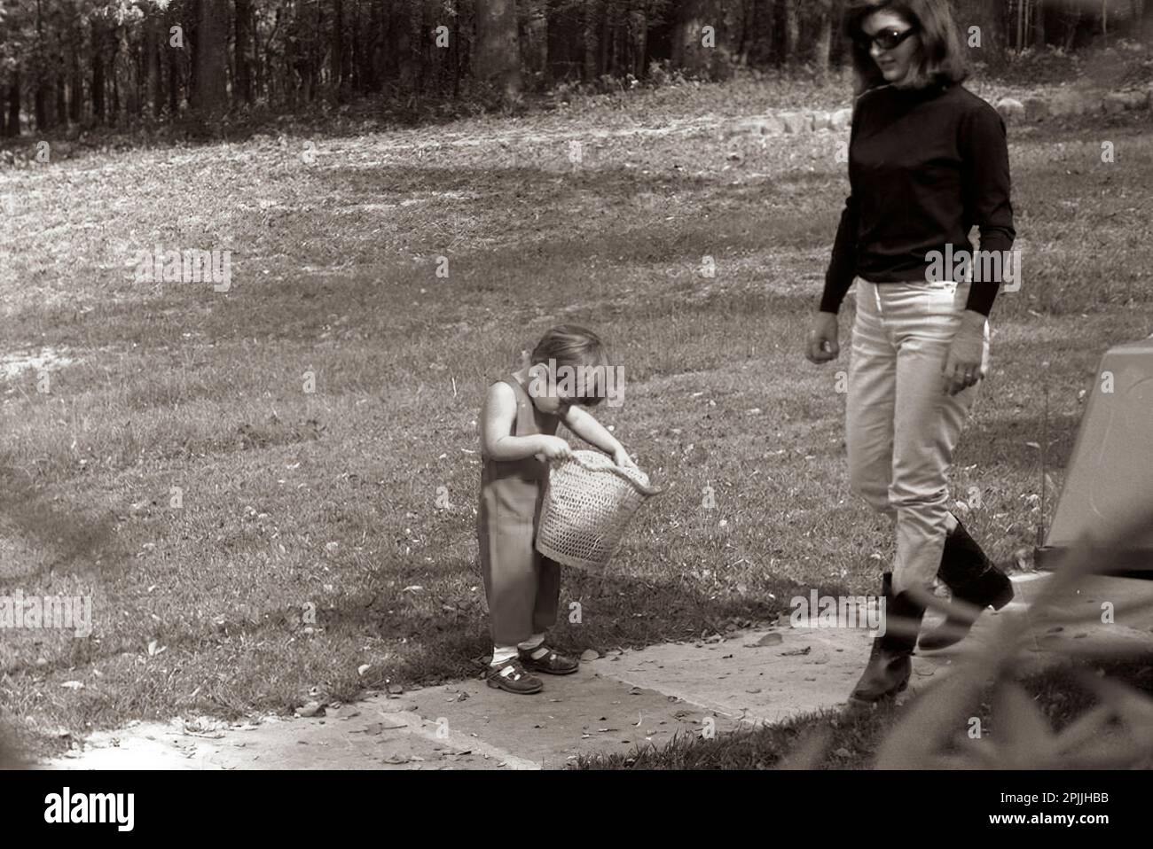 ST-C369-37-63 27 octobre 1963 la première dame Jacqueline Kennedy se tient avec son fils John F. Kennedy, Jr. Pendant un week-end à la nouvelle résidence d'été du Président. Atoka, va. Veuillez indiquer « Cecil Stoughton ». White House Photographs, John F. Kennedy Presidential Library and Museum, Boston Banque D'Images