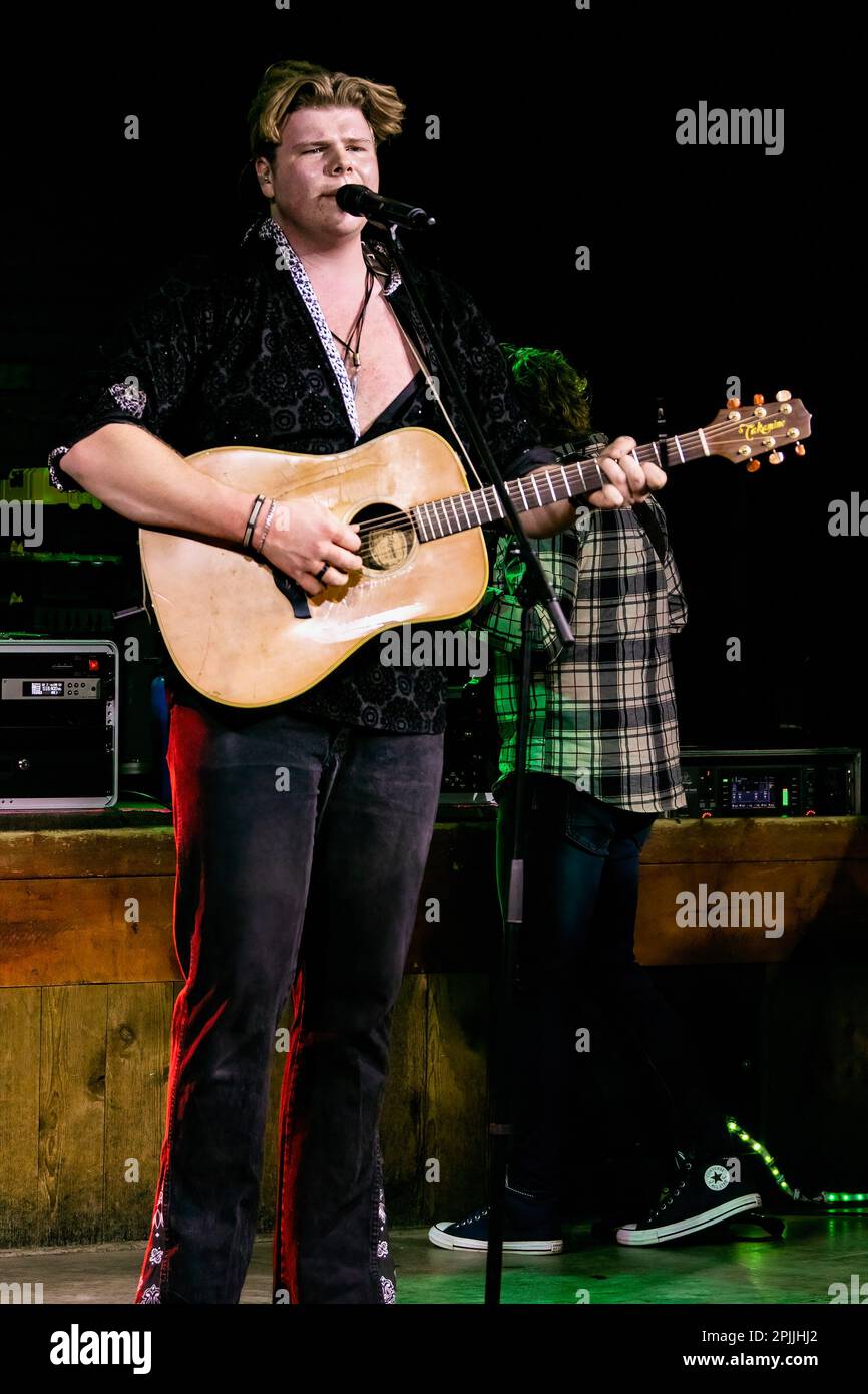 Le contestant américain Idol de l'Alberta, Brayden King se produit au Cook County Saloon 3 mois avant son apparition à l'américaine Idol. Banque D'Images