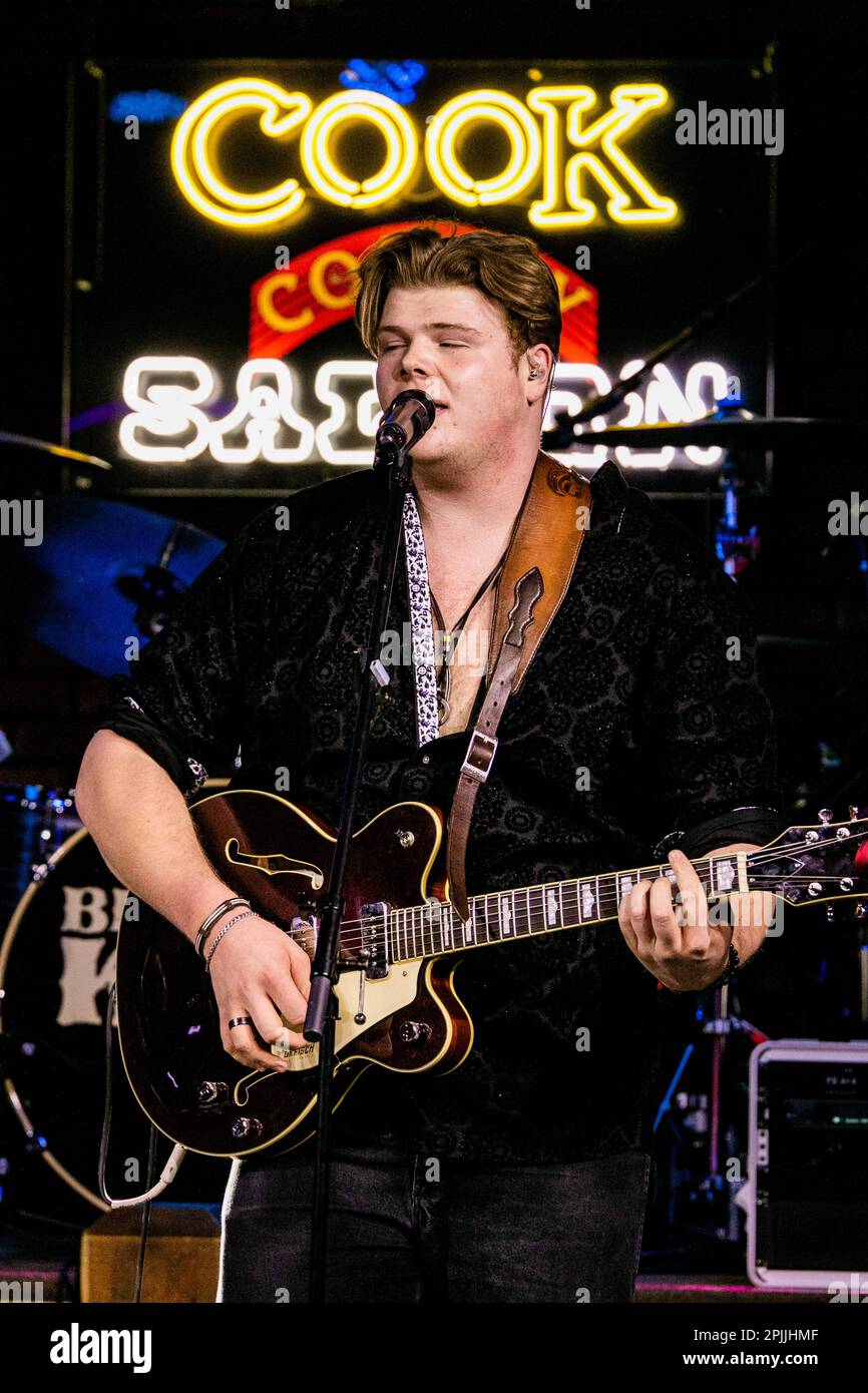 Le contestant américain Idol de l'Alberta, Brayden King se produit au Cook County Saloon 3 mois avant son apparition à l'américaine Idol. Banque D'Images