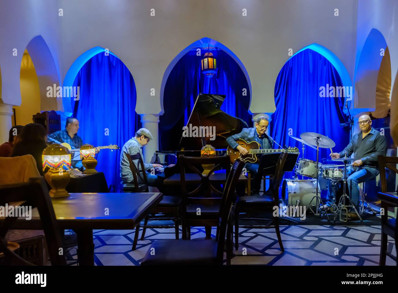 Rabat, Maroc - 2 mars 2020 : vue sur les musiciens de jazz jouant de la musique dans un restaurant magnifiquement décoré à Casablanca Maroc Banque D'Images