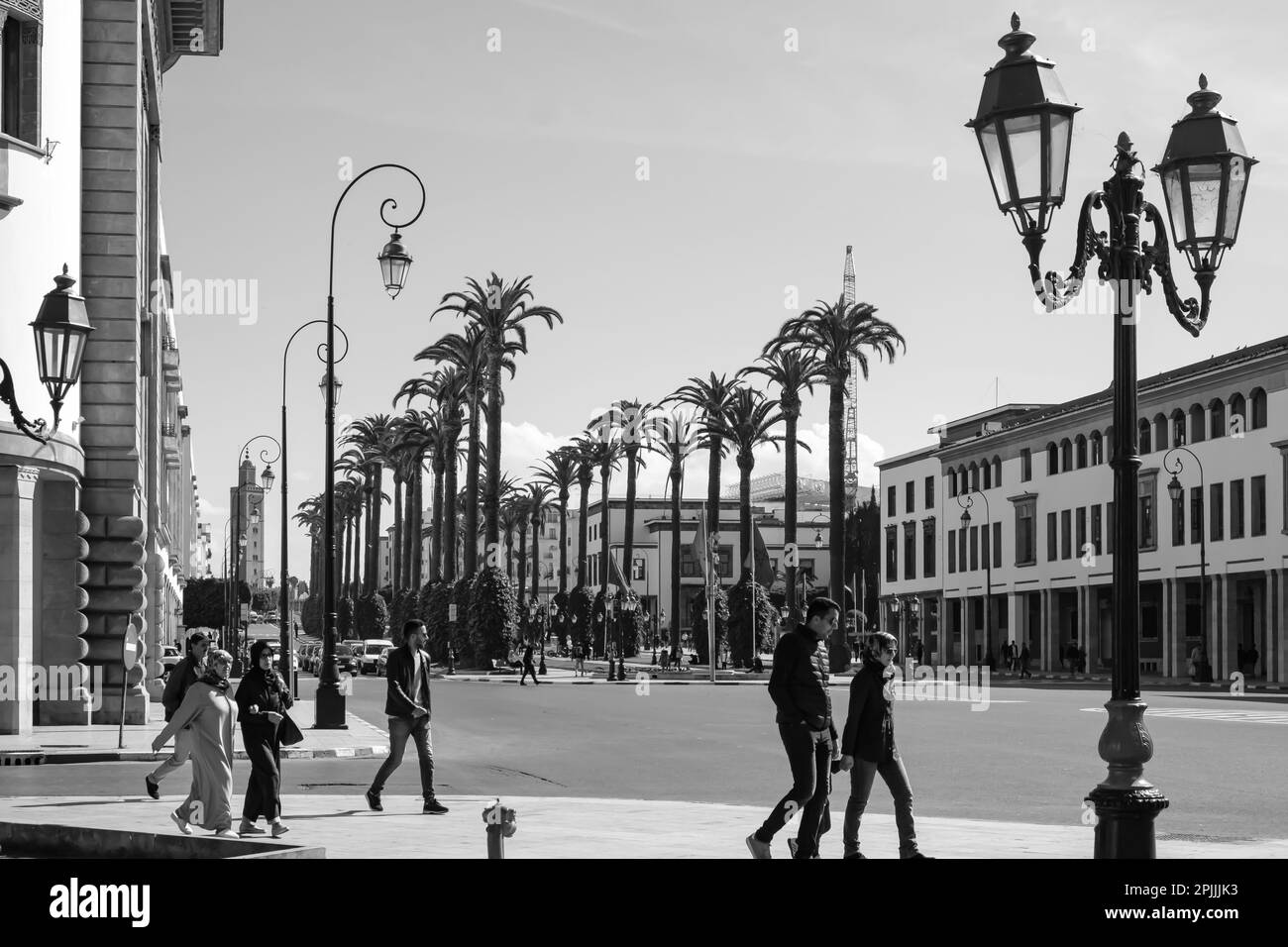 Rabat, Casablanca - 1 mars 2020 : vue sur une rue piétonne avec palmiers et belles lampes de rue à Rabat Maroc par une journée ensoleillée Banque D'Images