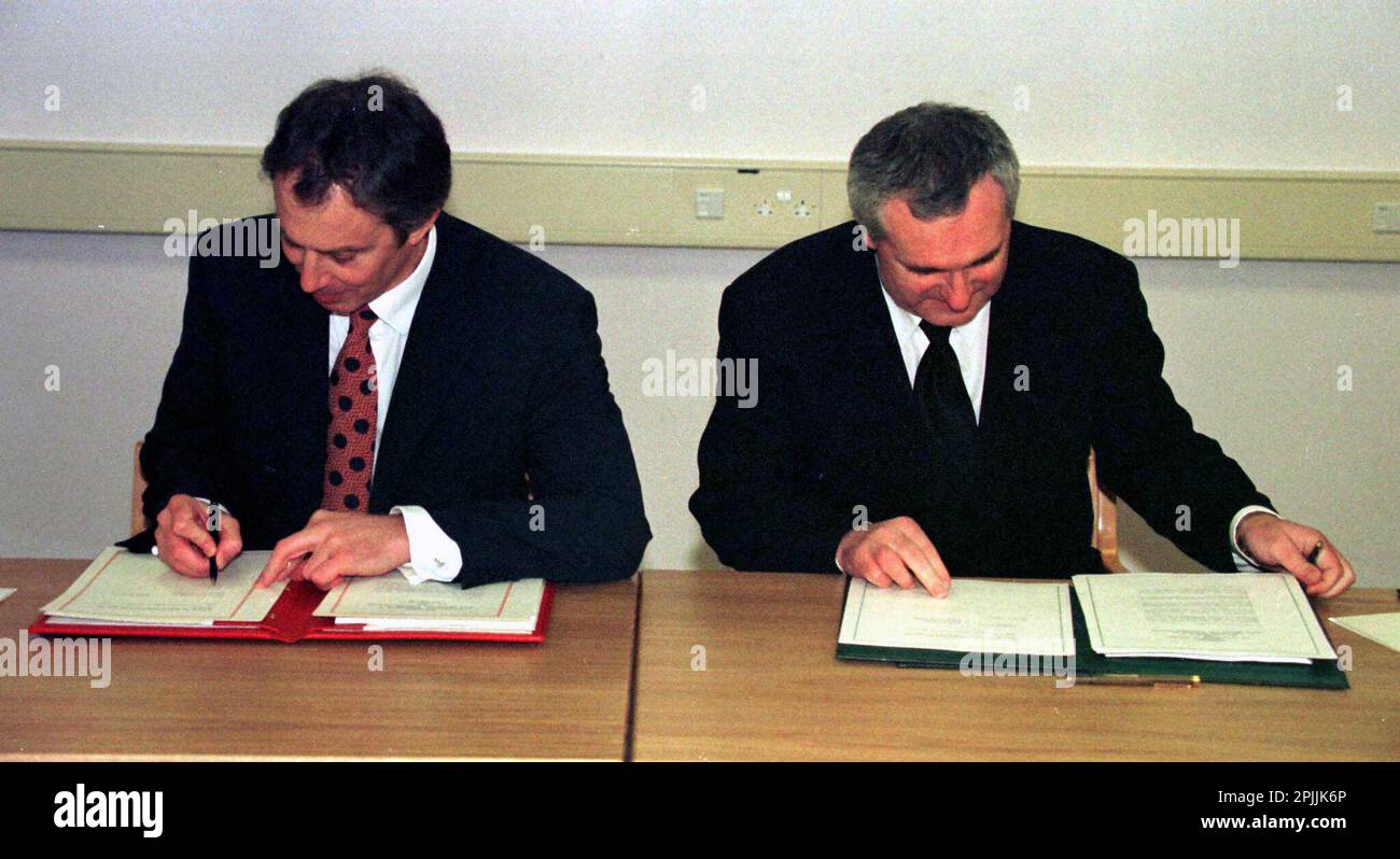 Photo du dossier datée du 10/04/98, du premier ministre de l'époque Tony Blair (à gauche) puis de Taoiseach Bertie Ahern signant l'accord de paix du Vendredi Saint, qui a déclaré que le peuple d'Irlande du Nord déciderait démocratiquement de son propre avenir. M. Blair a été informé qu'il devrait utiliser la « machine gouvernementale » pour faire pression pour un vote du oui lors du référendum sur l'Accord du Vendredi Saint, mais pas dans la mesure où cela risquerait de remettre en question le résultat du vote historique. Sir Tony Blair et Bertie Ahern ont salué l'esprit d'équipe et de partenariat anglo-irlandais qui a marqué la négociation de haute pression Banque D'Images