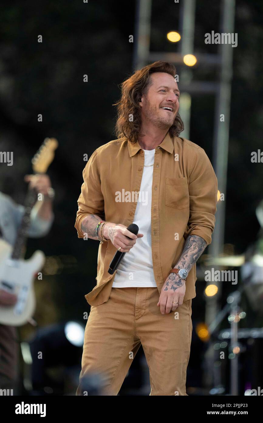 Austin Texas Etats-Unis, 29 mars 2023: L'auteur-compositeur-chanteur de pays TYLER HUBBARD se produit sur scène lors d'un enregistrement des prix Country Music Television (CMT) sur une scène extérieure du centre-ville. Une foule de 3 000 fans de musique a emballé Congress Avenue pour entendre Hubbard, 36 ans, et d'autres stars de la musique country CMT à l'ombre du Capitole du Texas. Crédit : Bob Daemmrich/Alay Live News Banque D'Images