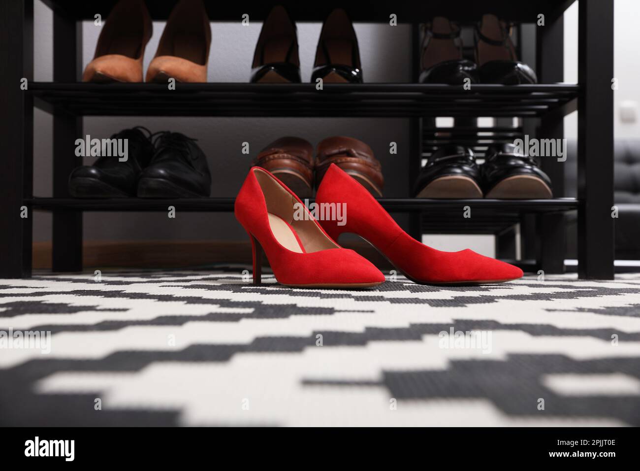 Chaussures de femme rouge élégantes près de l'étagère dans le hall Photo  Stock - Alamy