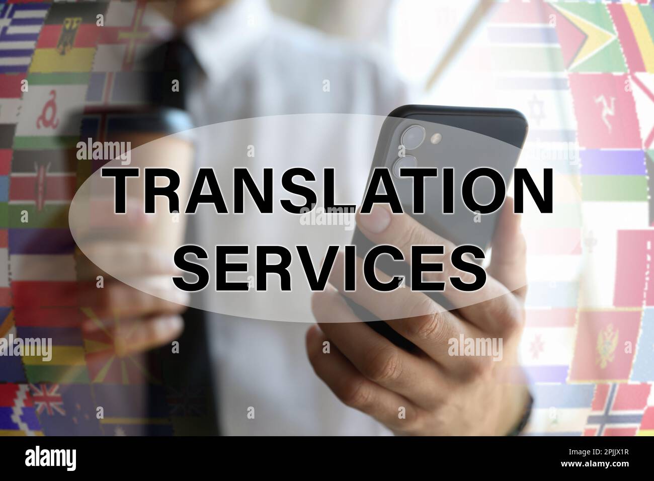 Services de traduction. Homme tenant un smartphone à l'intérieur, gros plan  Photo Stock - Alamy
