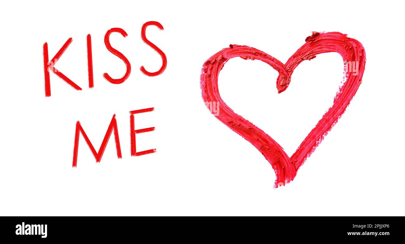 Coeur dessiné avec rouge à lèvres et l'expression Kiss me sur fond blanc Banque D'Images