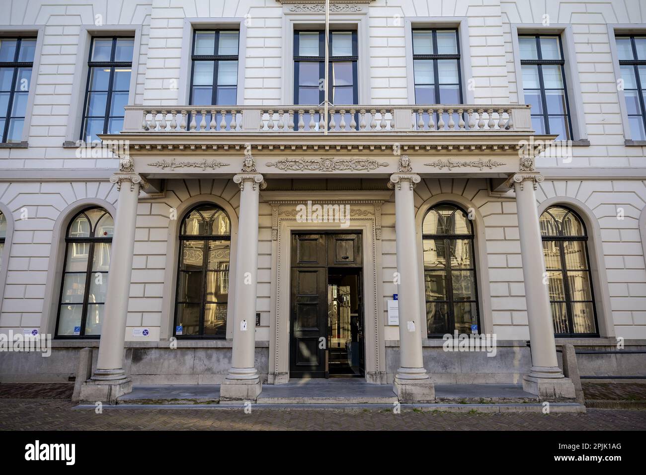 DORDRECHT - extérieur du tribunal de Rotterdam, emplacement Dordrecht où se déroule l'affaire concernant le tir mortel dans une ferme de soins d'Alblasserdam et le meurtre d'un cordonnier à Vlissingen. Le suspect est John S. d'Oud-Alblas. Il aurait tué deux personnes par balle dans la ferme de soins et blessé deux personnes. Il est également soupçonné de tirer sur un cordonnier. ANP ROBIN VAN LONKHUIJSEN pays-bas sortie - belgique sortie Banque D'Images