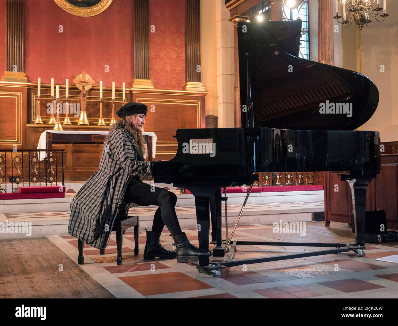 Jacqueline Kroft jouant ses préludes de piano au concert de l'église Saint-Paul Covent Garden à l'heure du déjeuner. Banque D'Images