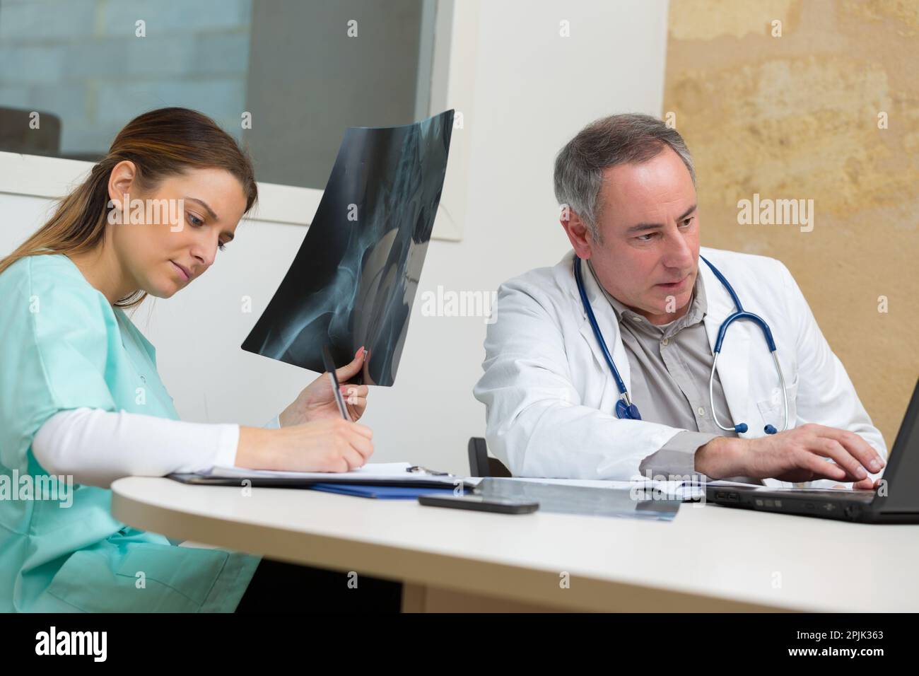 un médecin de sexe masculin et féminin examine les rayons x. Banque D'Images