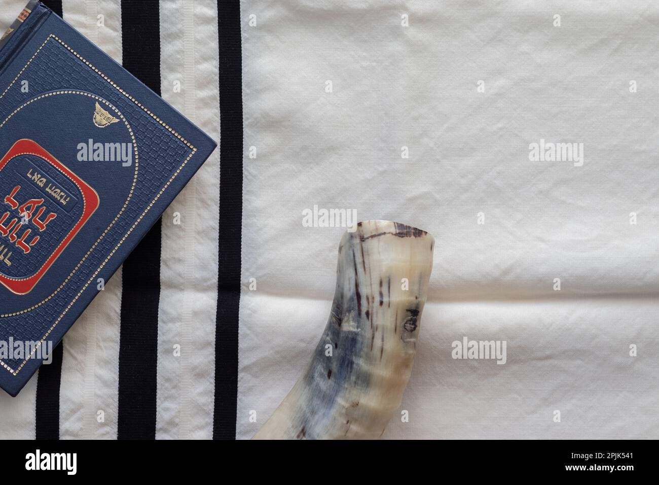 07-07-2022. jérusalem-israël. Un livre de prière pour la fête juive de Rosh Hashanah - sur un fond de talle, à côté d'un shofar fait d'un agneau Banque D'Images