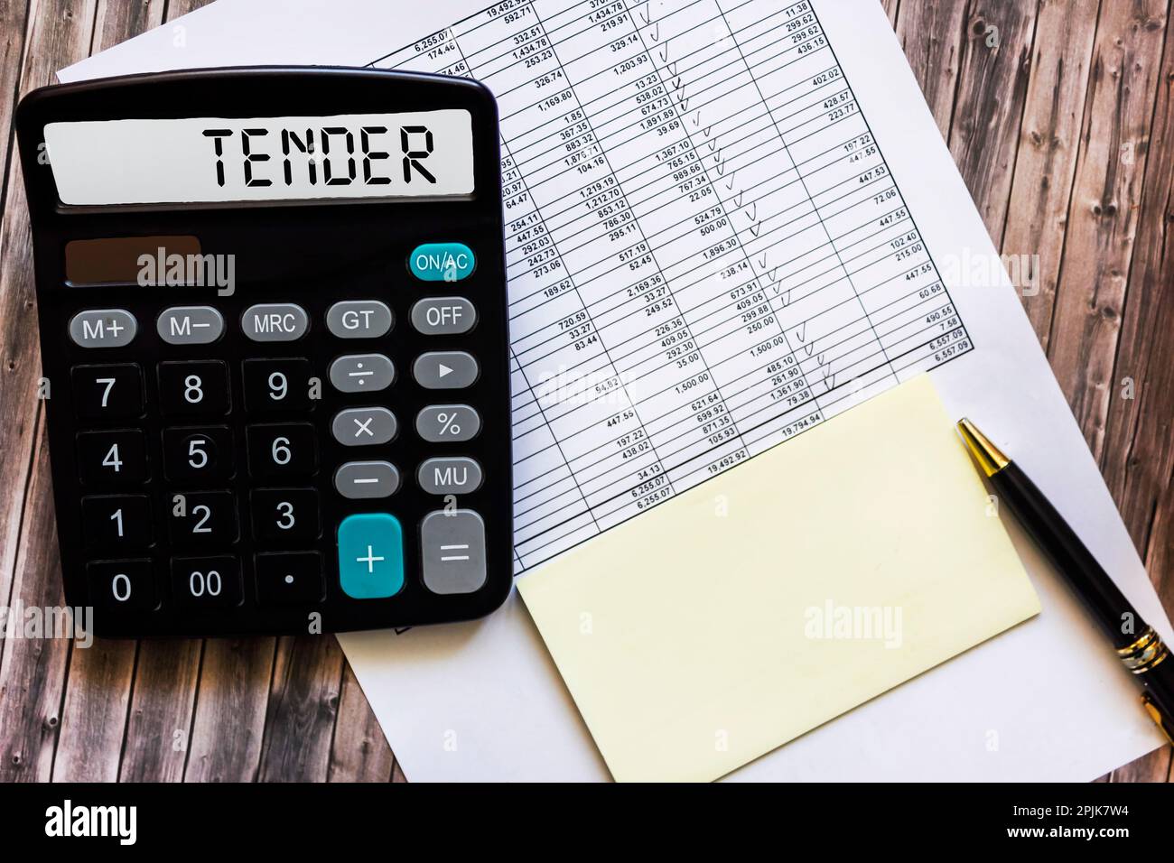 Calculatrice avec texte sur présentation, lunettes, stylo, bloc-notes pour écrire et documents sur une table en bois. concept financier Banque D'Images
