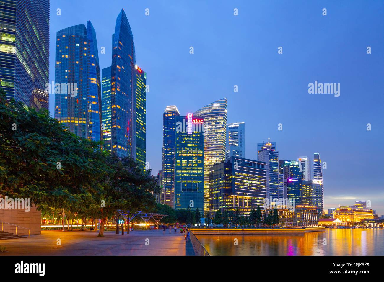 Immeubles en hauteur du quartier des affaires de Singapour et Marina Bay vus de Promontory Park à Marina Avenue. Banque D'Images